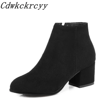 Rudenį ir žiemą Naujo stiliaus Minimalizmas mados juodos spalvos Trumpi batai Rupi kulno Nubuko odos Išlaikyti šiltas Martin batai dydis 34-45