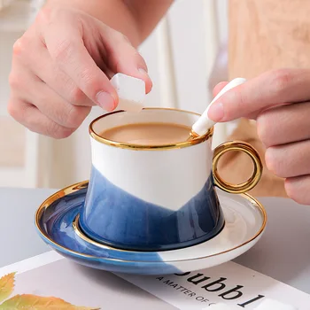 Saldainiai spalvos buitinių kavos puodelius ir lėkštutes pagal glazūra, mažos šviežios kvapios arbatos, juodosios arbatos ir popietės arbata kavos puodeliai