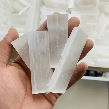 Natūralus baltas selenitas gipso lazdele su netinkamomis reiki mineralinių egzempliorių gydymo kristalų lazdele